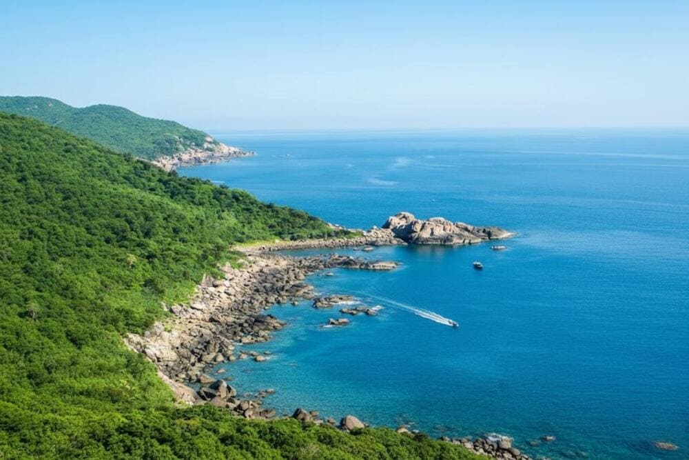 Tổ hợp danh thắng nổi tiếng với nhiều điểm tham quan hấp dẫn gần biển.